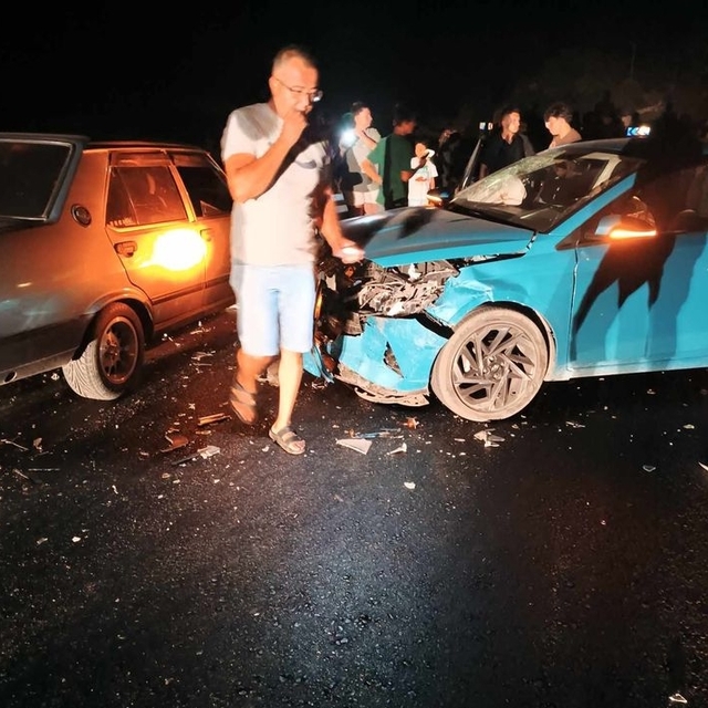 Finike'de 3 aracın karıştığı trafik kazasında 1 kişi yaralandı