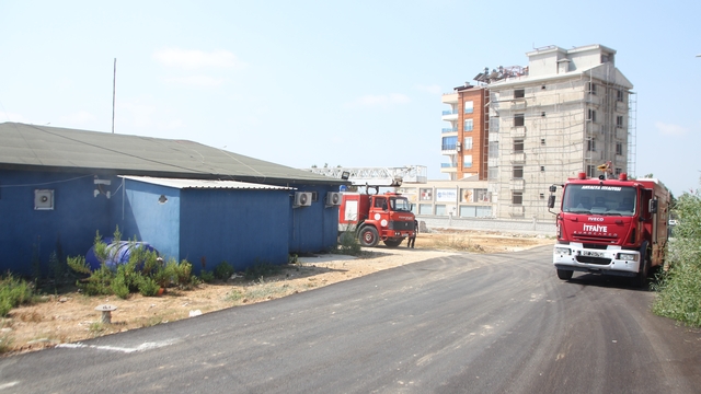 Serik'te ilaçlama yapılan iş yerindeki dumanı görenler itfaiyeden yardım istedi