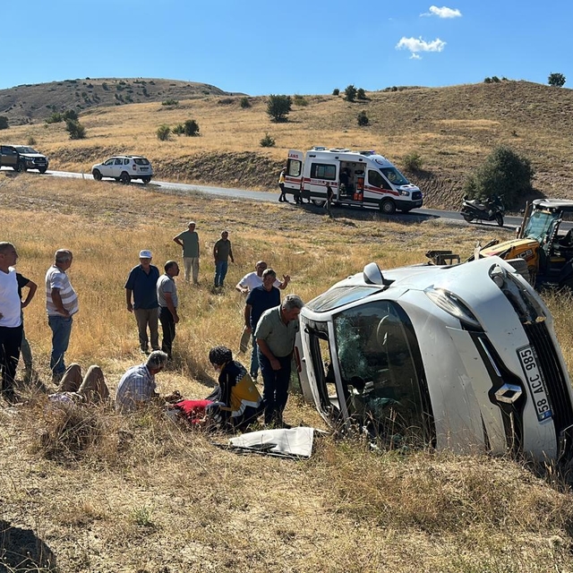 Sivas'ta otomobil devrildi 1 kişi öldü, 4 kişi yaralandı