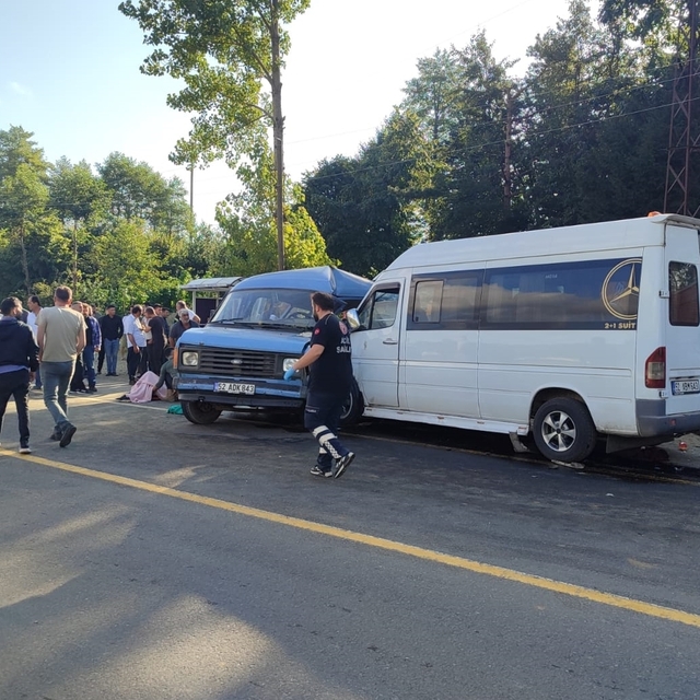 Ordu'da iki minibüsün çarpışması sonucu 20 kişi yaralandı
