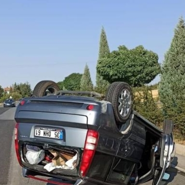 Uşak'ta şarampole yuvarlanan otomobildeki 4 kişi yaralandı