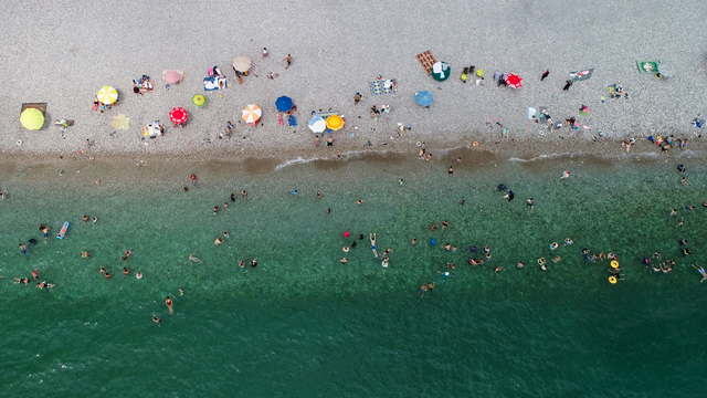 Antalya'da serinlemek isteyenler sahil ve mesire alanlarını doldurdu