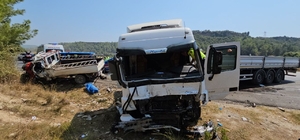 Antalya'da kamyonetle tırın çarpıştığı kazada 2 kişi öldü, 1 kişi yaralandı
