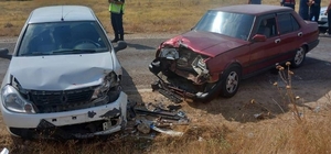 Uşak'ta iki otomobilin çarpıştığı kazada 3 kişi yaralandı