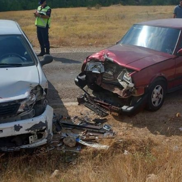 Uşak'ta iki otomobilin çarpıştığı kazada 3 kişi yaralandı