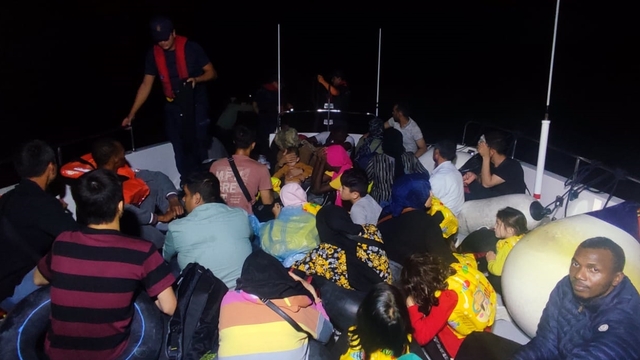 İzmir açıklarında 22 düzensiz göçmen kurtarıldı