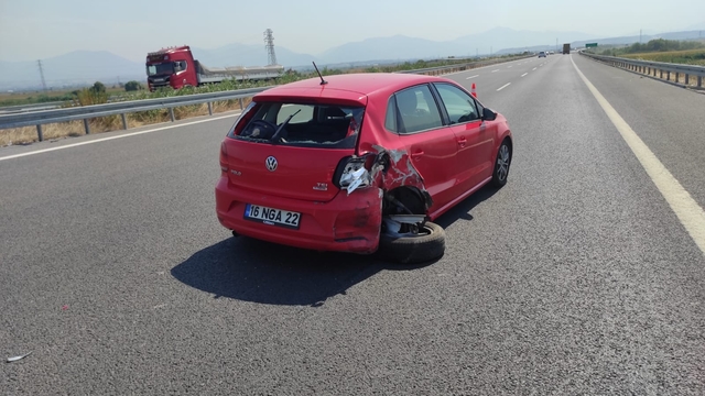 Manisa'da iki otomobil çarpıştı, 5 kişi yaralandı