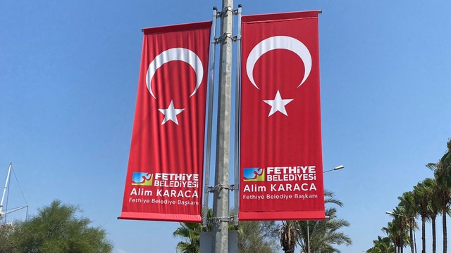 Fethiye'de, Türk bayrağında belediye logosu ve başkanın adının yer aldığı görsellerle ilgili işlem başlatıldı