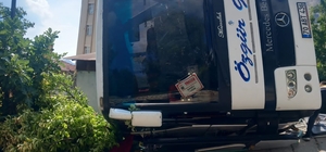 Karaman'da tur otobüsü devrildi, 3'ü ağır 26 kişi yaralandı