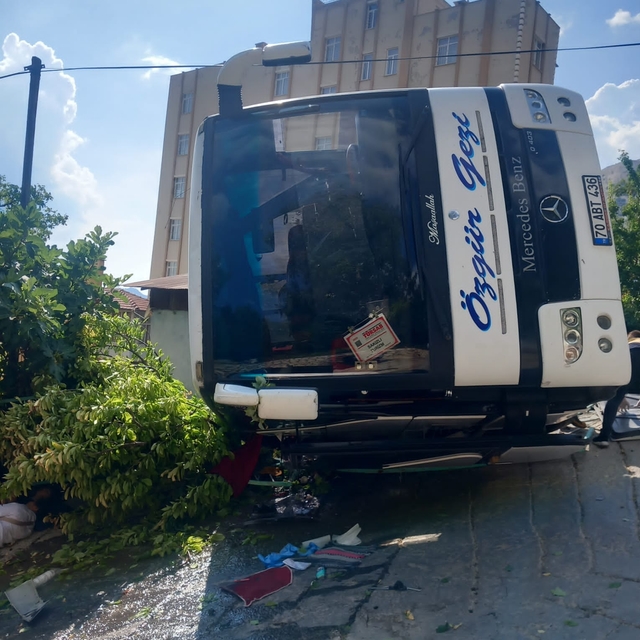 Karaman'da tur otobüsü devrildi, 3'ü ağır 26 kişi yaralandı