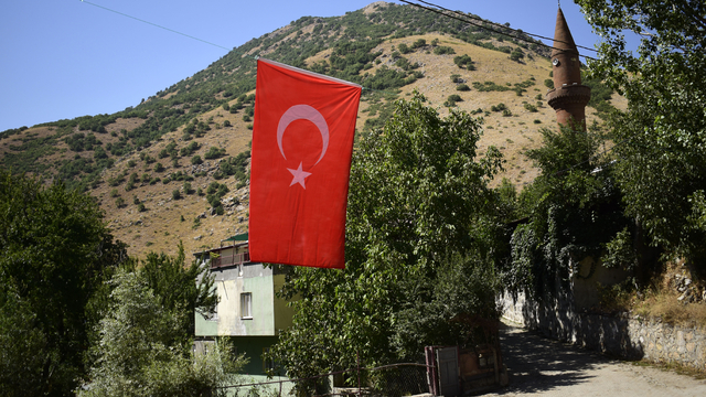 Bitlis'te Şehit Piyade Sözleşmeli Er Barlık'ın babaevine ve köyüne bayraklar asıldı