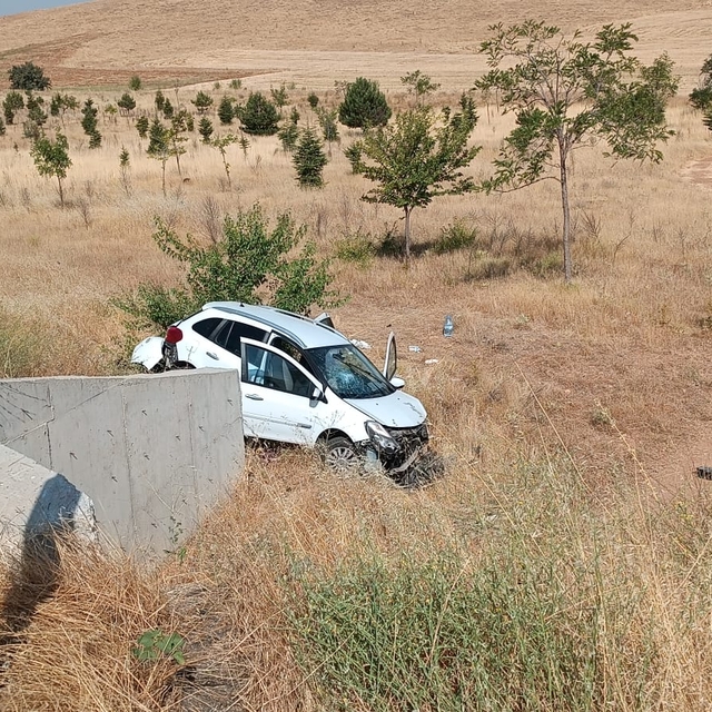 Konya'da şarampole düşen otomobildeki 3 kişi yaralandı
