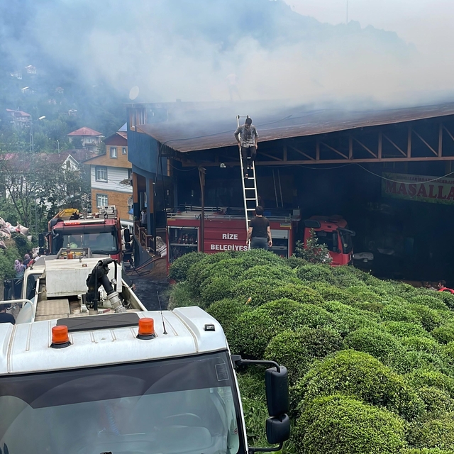 Rize'de çay fabrikasında çıkan yangında bir kişi dumandan etkilendi