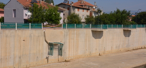 Uşak'ta çay kenarındaki seyir balkonunun çökmesi sonucu 2 kişi yaralandı