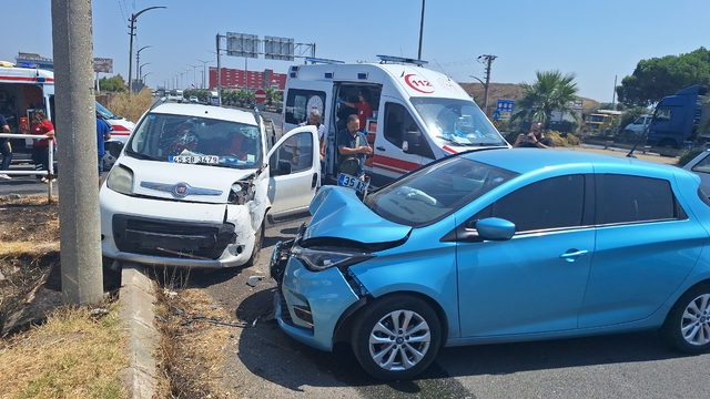 Manisa'da hafif ticari araçla otomobilin çarpışması sonucu 7 kişi yaralandı