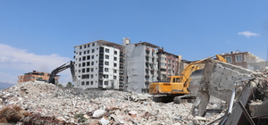 Depremlerden etkilenen Hatay'da ağır hasarlı binaların yıkımı sürüyor
