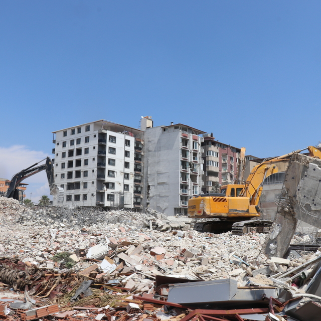 Depremlerden etkilenen Hatay'da ağır hasarlı binaların yıkımı sürüyor