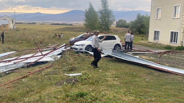 Ardahan'da fırtına nedeniyle çatılar uçtu, araçlarda hasar meydana geldi