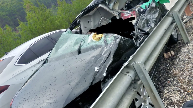 Burdur'da arazözle 2 otomobilin çarpışması sonucu 1 kişi öldü, 6 kişi yaralandı