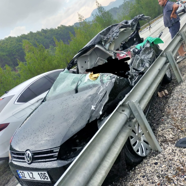Burdur'da arazözle 2 otomobilin çarpışması sonucu 1 kişi öldü, 6 kişi yaral...