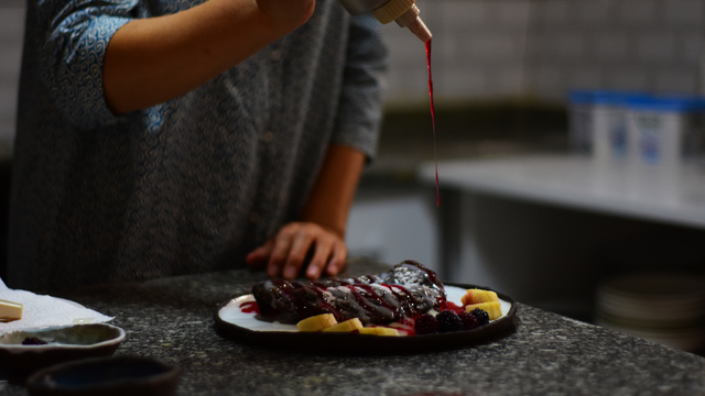 Eskişehirli işletmeci "çikolatalı çi börek" üretiyor