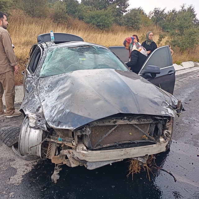 Balıkesir'de bariyere çarpan otomobildeki 1 kişi öldü, 4 kişi yaralandı