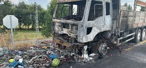 Kars'ta seyir halindeki sebze yüklü kamyon yandı
