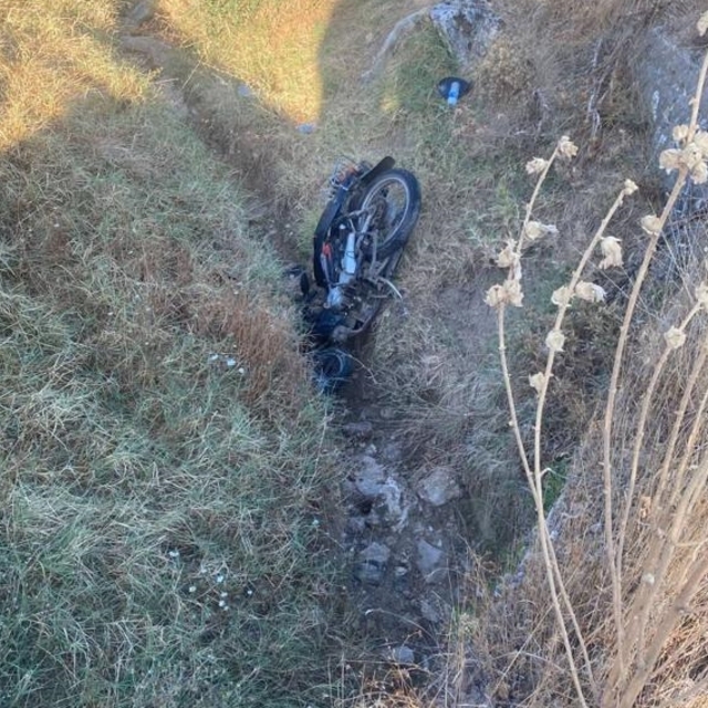 Uşak'ta şarampole devrilen motosikletin sürücüsü yaralandı