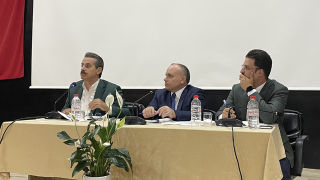 Vali Ünsal ve Milletvekili Çelik, Şavşat'ta köy muhtarlarıyla bir araya geldi