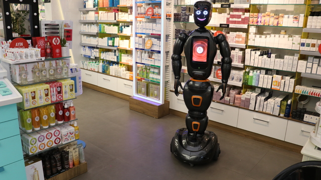 Yalova'da eczaneye gelenleri yapay zeka sistemine sahip robot karşılıyor