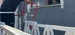 Yalova'da kendisini odaya kilitleyen 3 yaşındaki çocuğu itfaiye ekipleri ku...