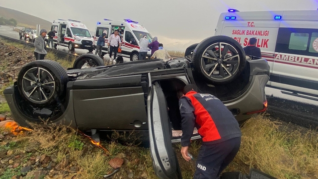 Ardahan'da devrilen otomobildeki 6 kişi yaralandı