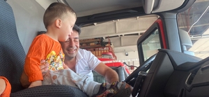 Isparta'da sondaj kuyusundan kurtarılan çocuk, itfaiye ekiplerini ziyaret etti