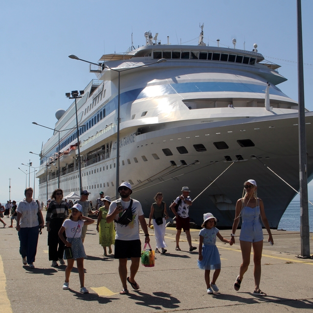Doğal liman kenti Sinop, kruvaziyer turizmiyle yabancı turistleri ağırlamay...