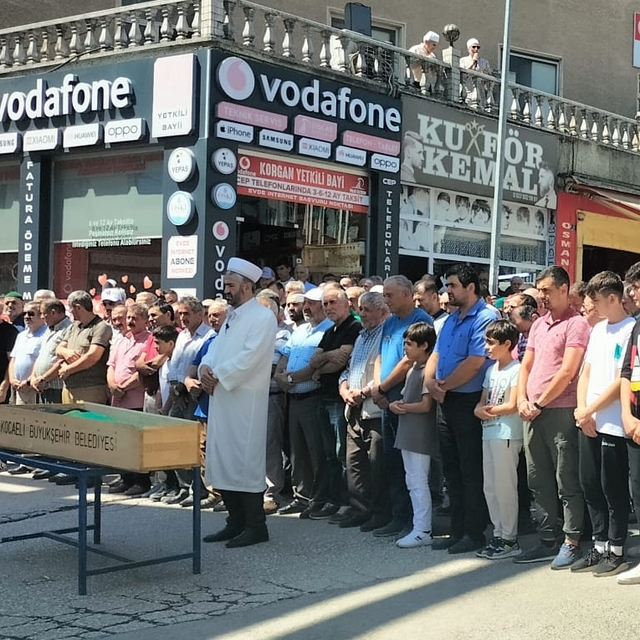 Eski eşi tarafından sopayla darbedilerek öldürülen kadının cenazesi defnedi...