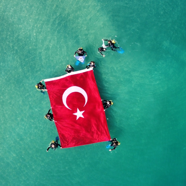 Dalgıçlar Van Gölü'nde Türk bayrağı açtı