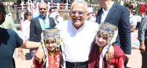 Başkan Büyükkılıç, 30 Ağustos Zafer Bayramı'nda 10 öğrenciye bisiklet hediy...