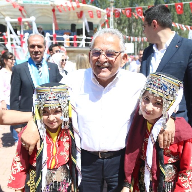 Başkan Büyükkılıç, 30 Ağustos Zafer Bayramı'nda 10 öğrenciye bisiklet hediy...