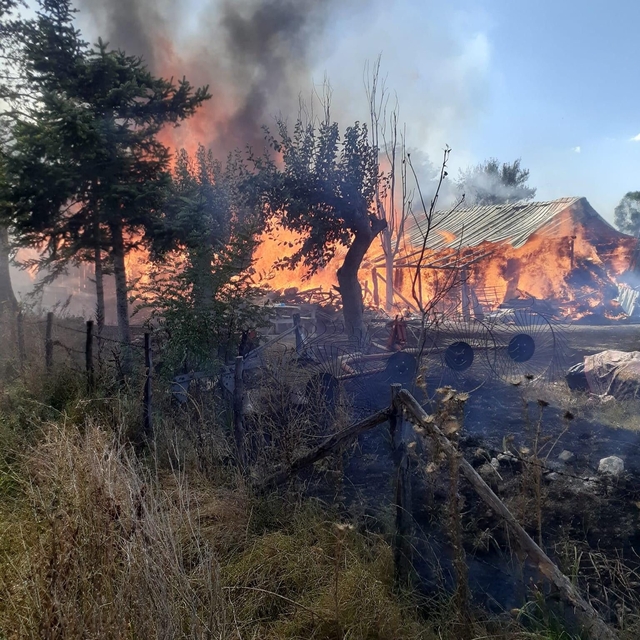 Kastamonu'da çıkan yangında ahır, samanlık ve traktör zarar gördü
