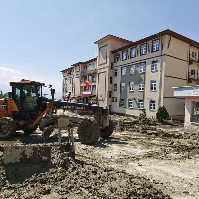 Erzincan'da taşkın sonucu çamurla kaplanan yerler temizlendi