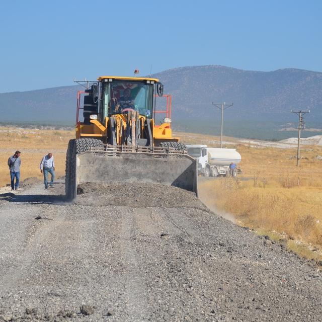AK Parti Eskişehir Milletvekili Gürcan'ın girişimiyle iki mahallenin yolund...