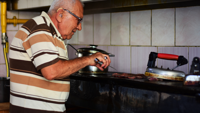 Eskişehirli Fahrettin Usta 44 yıldır "ütüyle" balaban kebabı yapıyor