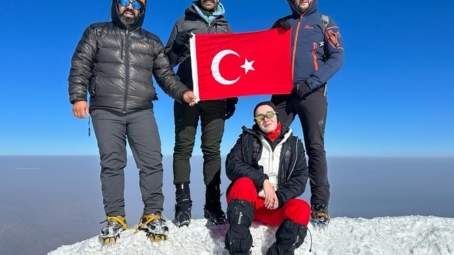 Ağrı Dağı'nın zirvesinde "Türkiye Yüzyılı" flaması açıldı