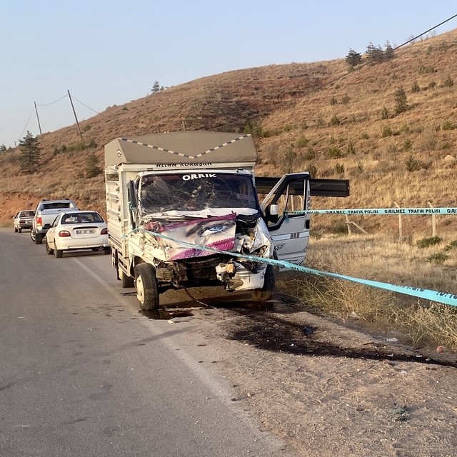 Aksaray'da hafif ticari araç ile kamyonet çarpıştı, 1 kişi öldü, 4 kişi yar...