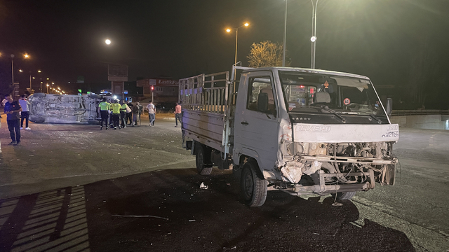 Elazığ'da ambulans ile kamyonetin çarpışması sonucu 5 kişi yaralandı