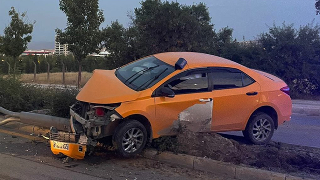 Elazığ'da aydınlatma direğine çarpan taksinin sürücüsü yaralandı