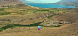 Ağrı'daki Balık Gölü ve çevresi yamaç paraşütü tutkunlarını ağırladı