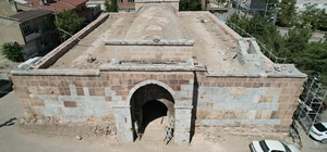 Kadınhanı Raziye Sultan Kervansarayı restorasyon çalışmaları sürüyor