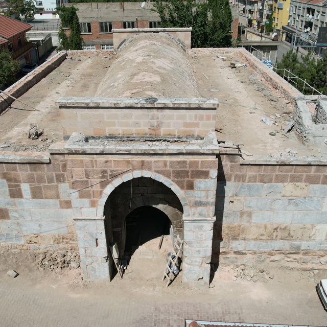 Kadınhanı Raziye Sultan Kervansarayı restorasyon çalışmaları sürüyor