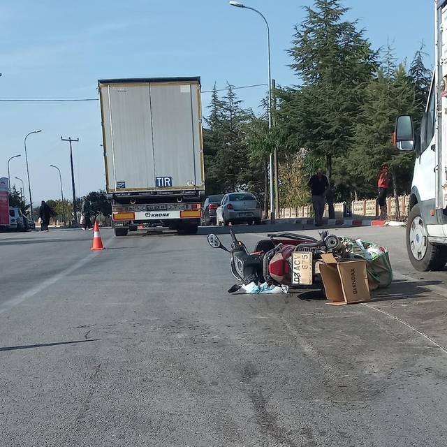 Afyonkarahisar'da tırla çarpışan motosikletteki 3 kişi yaralandı